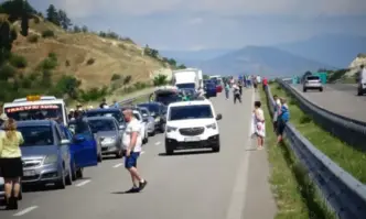 Стотици леки автомобили автобуси и тежкотоварни камиони чакат от сутринта