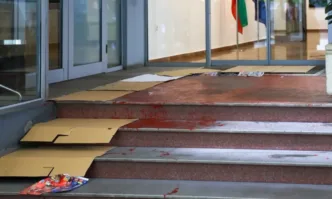 Мъж заля с червена боя входа на Министерство на културата