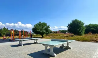 Монтирани са вече новите тенис маси на спортната площадка в