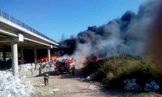 Леснозапалими материали горят под магистрала Струма