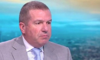 Борисов е оставен да седи на една дървена пейка без