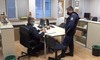 Преди минути в редакцията на в к Труд пристигнаха още полицаи