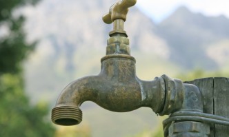 В двора няма нито басейн нито оранжерия мъжът и жената