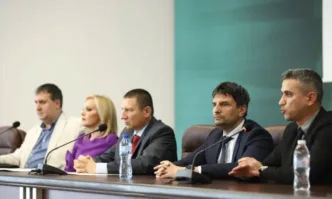 13 лица сред които пилот IT специалисти мотокарист общ работник