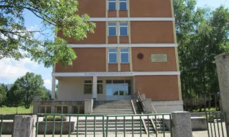 Полиция и образователни инспектори проверяват ботевградско училище