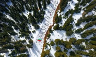 Със знаме и народна носия по ски пистите в Пампорово