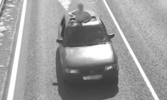 Любопитна находка: ТОЛ камерите заснеха жена, висяща през люка на Опел край Омуртаг