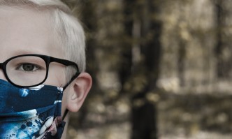 Децата над 6-годишна възраст във Франция задължително с маски на открито