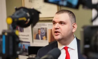 Лидерът на ДПС Ново начало Делян Пеевски покани медиите в кабинета