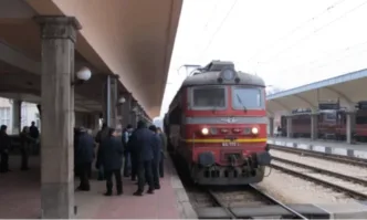 Машинист е получил указание да потегли на червен светофар от