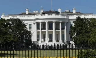 Мишка падна от тавана в Белия дом и хвърли репортери в паника (ВИДЕО)