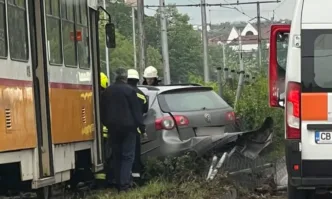 Поредна катастрофа: Лек автомобил беше отнесен от трамвай