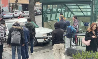 Сблъсък с дърво попречи на автомобил да влезе в метрото на Патриарха
