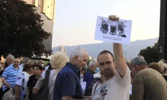 Протестиращи: Радев - разединител на нацията
