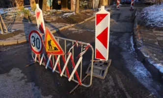 Заради екстремните отрицателни температури в столицата се е спукал водопровод