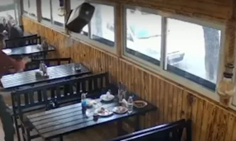 Въоръжен мъж вилня и заплаши клиенти в столичен ресторант На