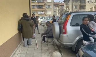 В момента свързаните с побоя враждуващи семейства се охраняват от