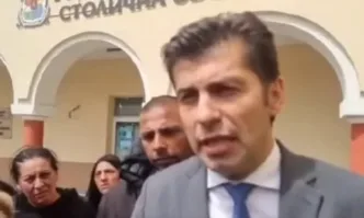 Кирил Петков в защита на незаконния ромски катун в Захарна фабрика