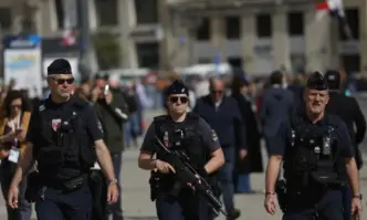 Мъж нападна жена с резачка в Париж, после простреля двама полицаи в участък