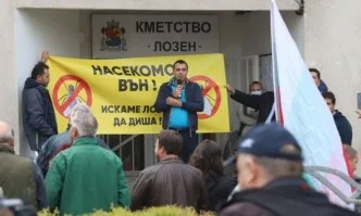 Лозен се вдигна на протест срещу ферма за насекоми, близка до кандидат-депутатка на Кирил Петков