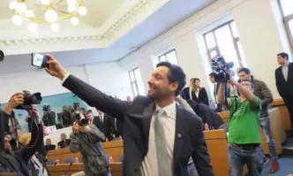 От Фейсбук профила на експерта по Конституционно право Борислав ЦековКрайно