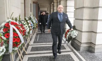 Министър Кралев почете паметта на Иван Вуцов
