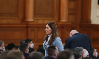 Ангелкова: Ако Петков не може да отговори за туризма, началникът на кабинета му да провери в Гугъл