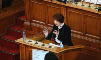 Тя припомни още за изхарчените 9 млрд лв за 9