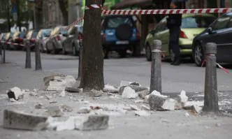 Част от фасада на сграда се срути в София