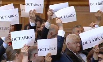 Цялата парламентарна груба на ГЕРБ посрещна вицепремиерката Калина Константинова при