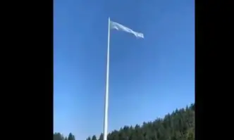 Потребители го наричат парцал и символ на примирението Националният флаг