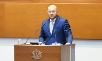 Вече втори час депутатите дебатират по петия вот на недоверие