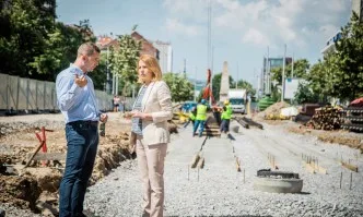 Започна монтажът на релсовия път на трамваите от площад Македония до Руски паметник