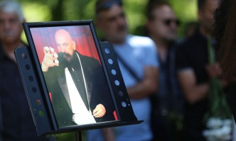 Десетки роднини близки приятели и колеги от света на магията