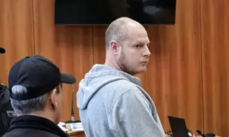 Единият близнак му помогнал да изкопае дупката а другият донесъл