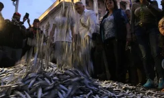 Унищожаването на храна продължава: Протестиращите съсипаха кашони с риба (СНИМКИ)