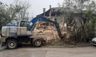 В Габрово: Започна събаряне на къщи, където незаконно се настаняват роми