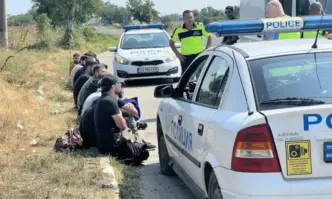 Шофьорът избягал в в гората Седем мигранти са задържани вчера