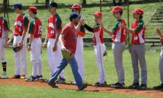 Съветникът по обществени въпроси Джеф Уайншенкър хвърли първата топка в