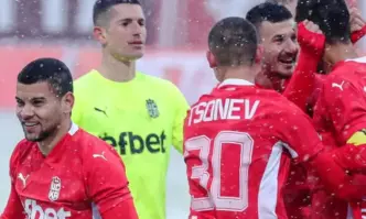 Червените вкараха 2 гола от статични положения и са на