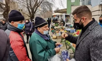 Андрей Новаков, депутати и младежи на ГЕРБ раздаваха безплатни предпазни маски