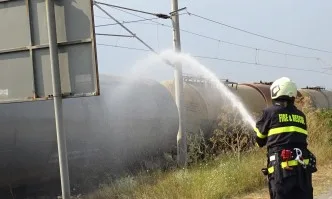 Товарен влак с цистерни предизвика пожар край с. Мурсалево(СНИМКИ)