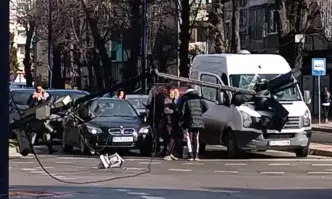 Силният вятър изтръгна светофар и той падна върху микробус в