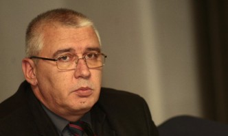 Полицаите и надзирателите остават в стачна готовност макар че премахнаха