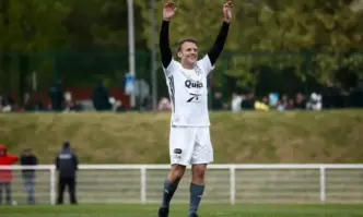 Френският президент Еманюел Макрон отново показа своята спортна натура пише