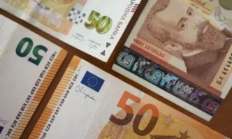 В дома на единия от задържаните за подкуп митничари са открити над 110 хиляди лева