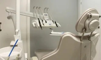 Зъболекарят, измамил пациенти с импланти, остава в ареста
