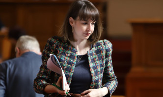Депутатката ПростоКиро води дискусията за приемане на еврото