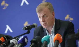 Мажоритарният собственик на Левски Наско Сираков вече се движи с