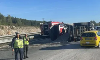 Тежкотоварен камион се е обърнал на АМ Струма край Боснек